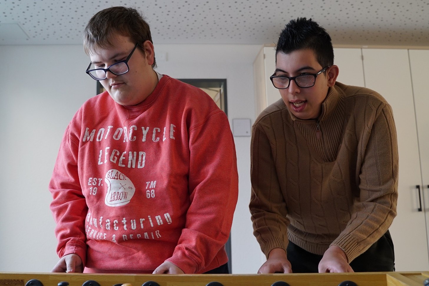 Bewohner am Tischkicker