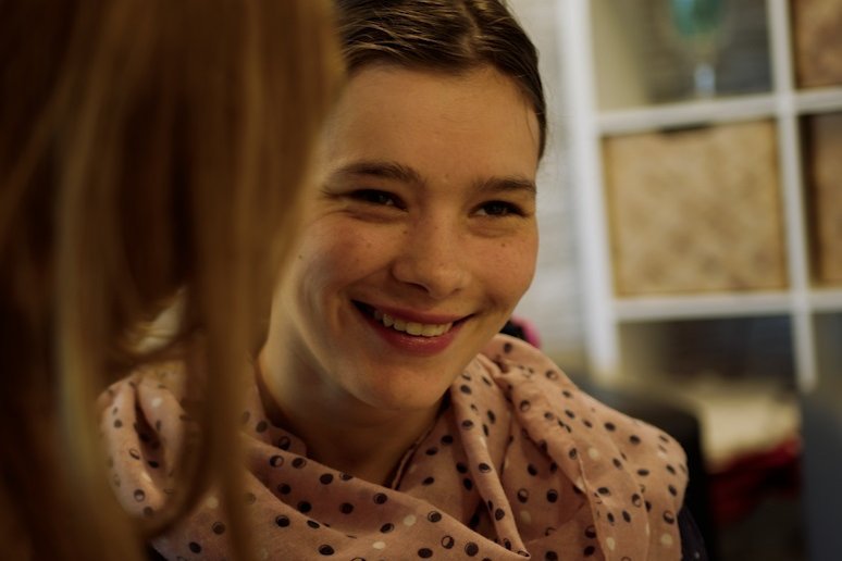 Bewohnerin lächelnd